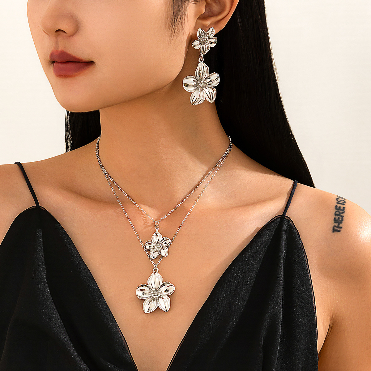 European and American cross-border jewelry design sense striped flower pendant necklace French double-layer alloy collarbone chain set Specification drawing