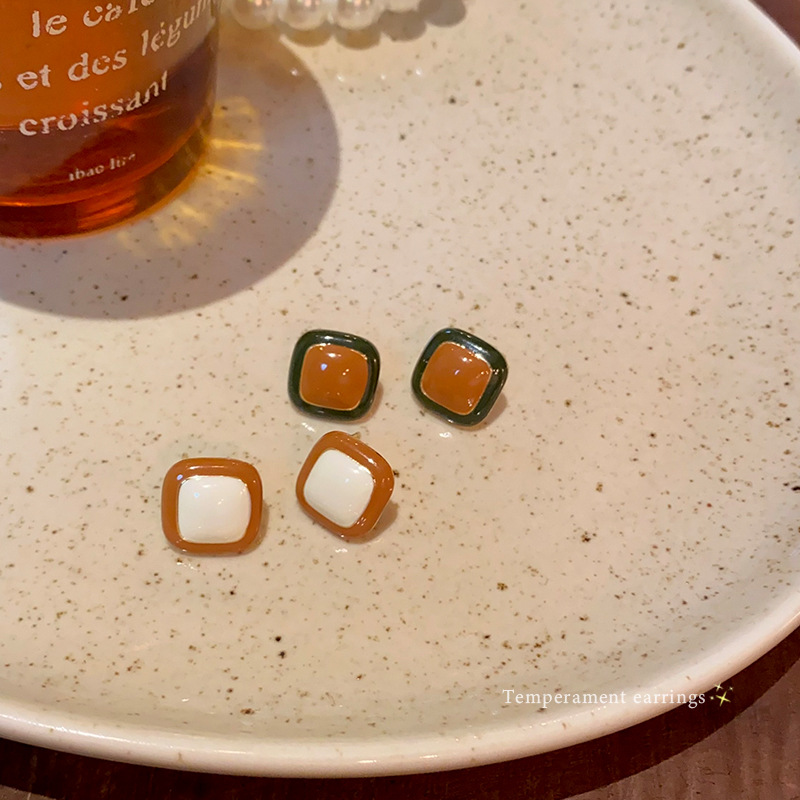 Korean-style square retro stud earrings with contrasting colors, niche fashion, high-end feel, unique oil-dripping earrings, and simple earrings Application Scenario