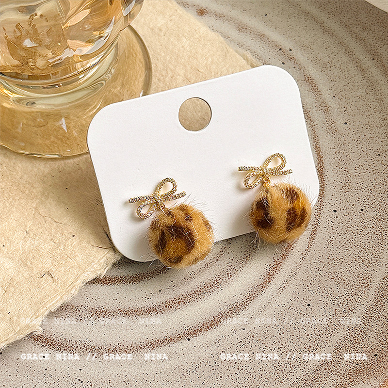 European and American coffee-colored leopard print round ear studs, with a niche design sense, individual fashion, temperament, versatile, elegant and unique earrings Specification drawing