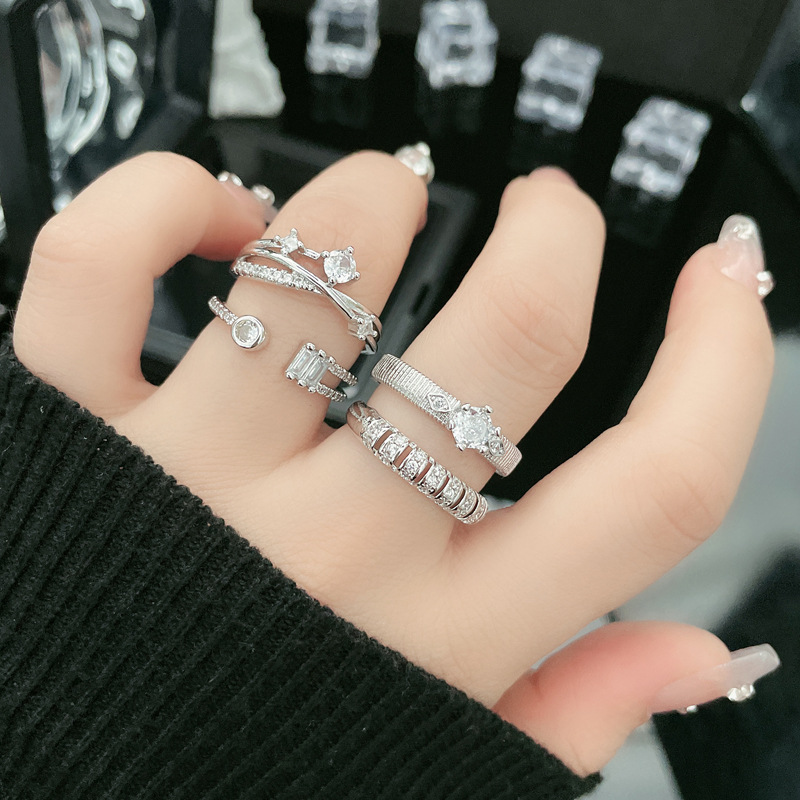 A simple and thin ring with an open opening that makes the skin look fairer is a trendy accessory for women on Instagram. It exudes a cool and sweet charm. Wearing it in layers gives a sense of high-end elegance details Picture