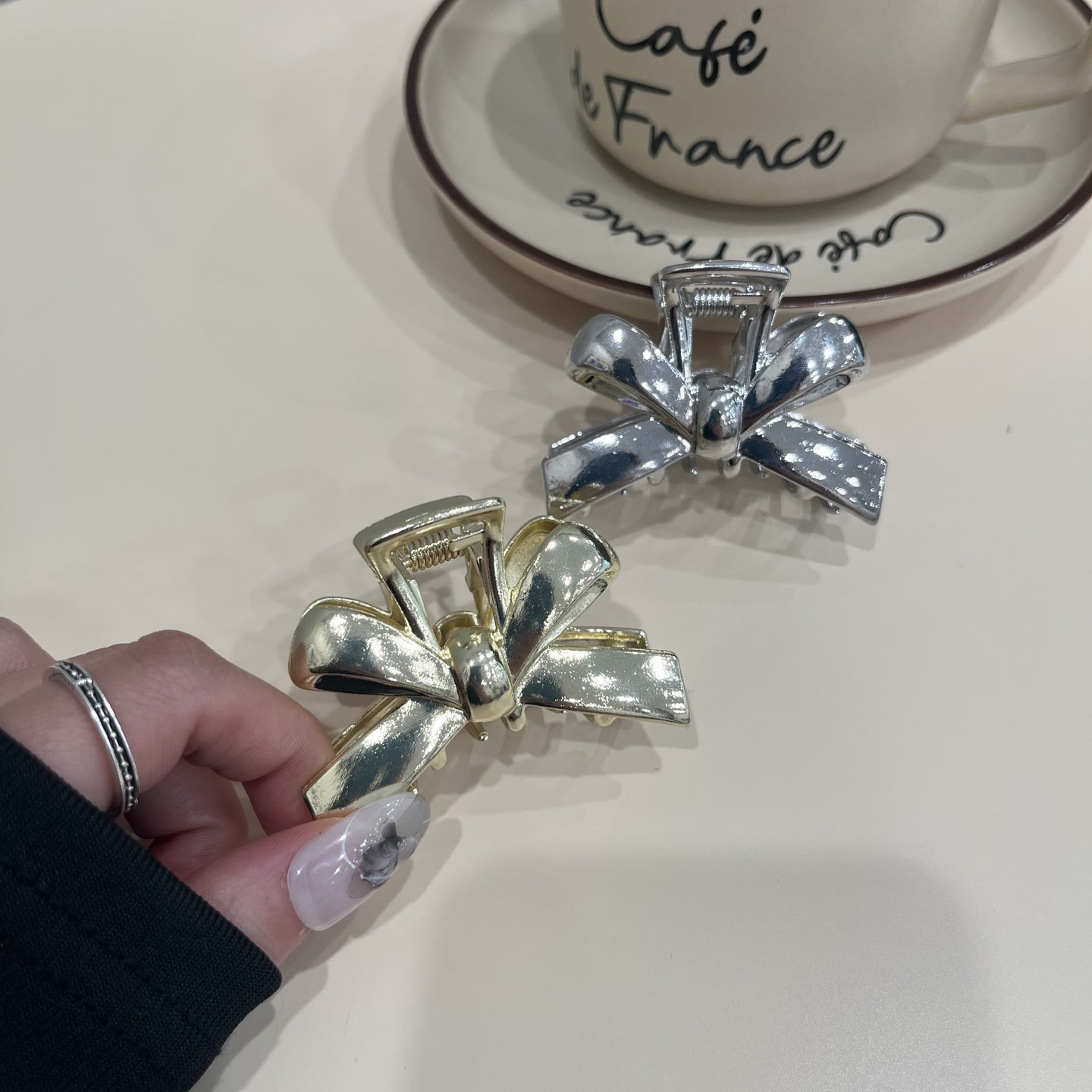 A high-end, compact metal bow clip, a fashionable and elegant female style, a half-tied hair clip at the back of the head, a shark clip hair accessory details Picture