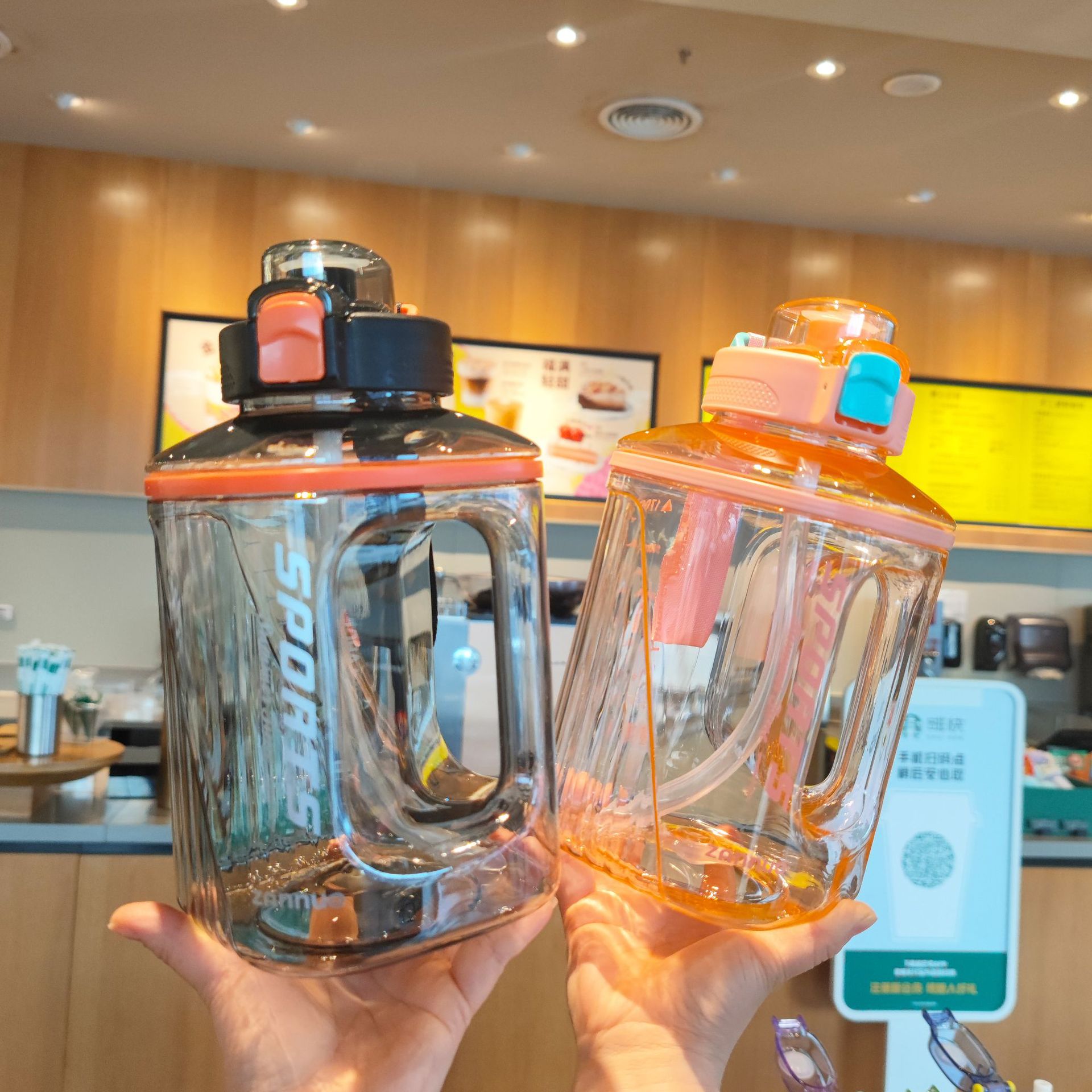 Wholesale of portable rope straw cups for male and female students in outdoor fitness, summer transparent large-capacity water bottles, square water cups Application Scenario