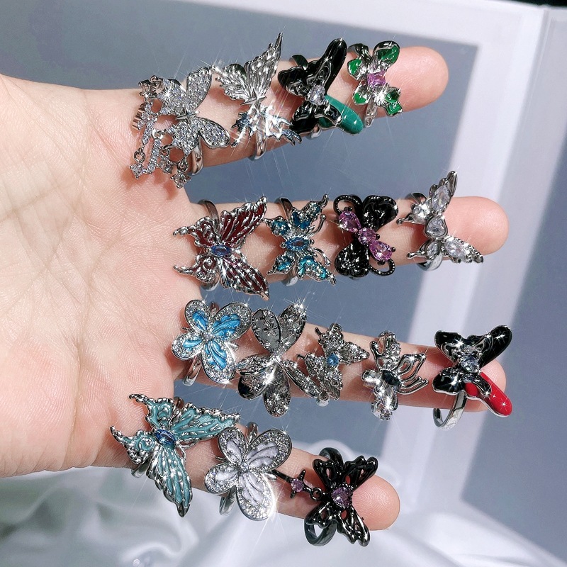 The butterfly ring with a sweet and cool drip glaze design from Europe and America is a niche, light luxury, fashionable and exquisite index finger ring with a cold and elegant style full figure