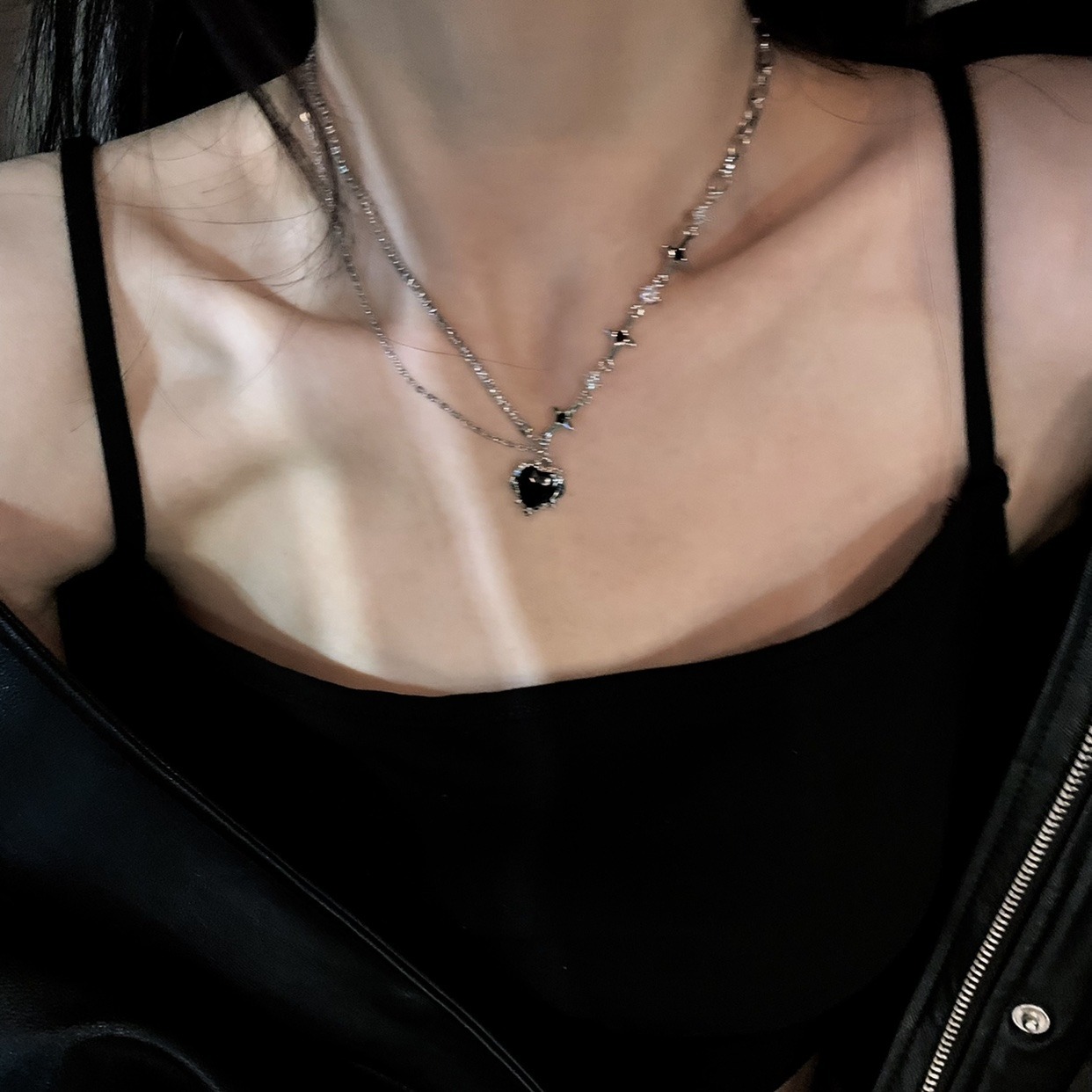 A must-have for hot girls! Versatile and personalized! The black titanium steel necklace exudes a noble and elegant charm. The collarbone chain is feminine and does not fade details Picture