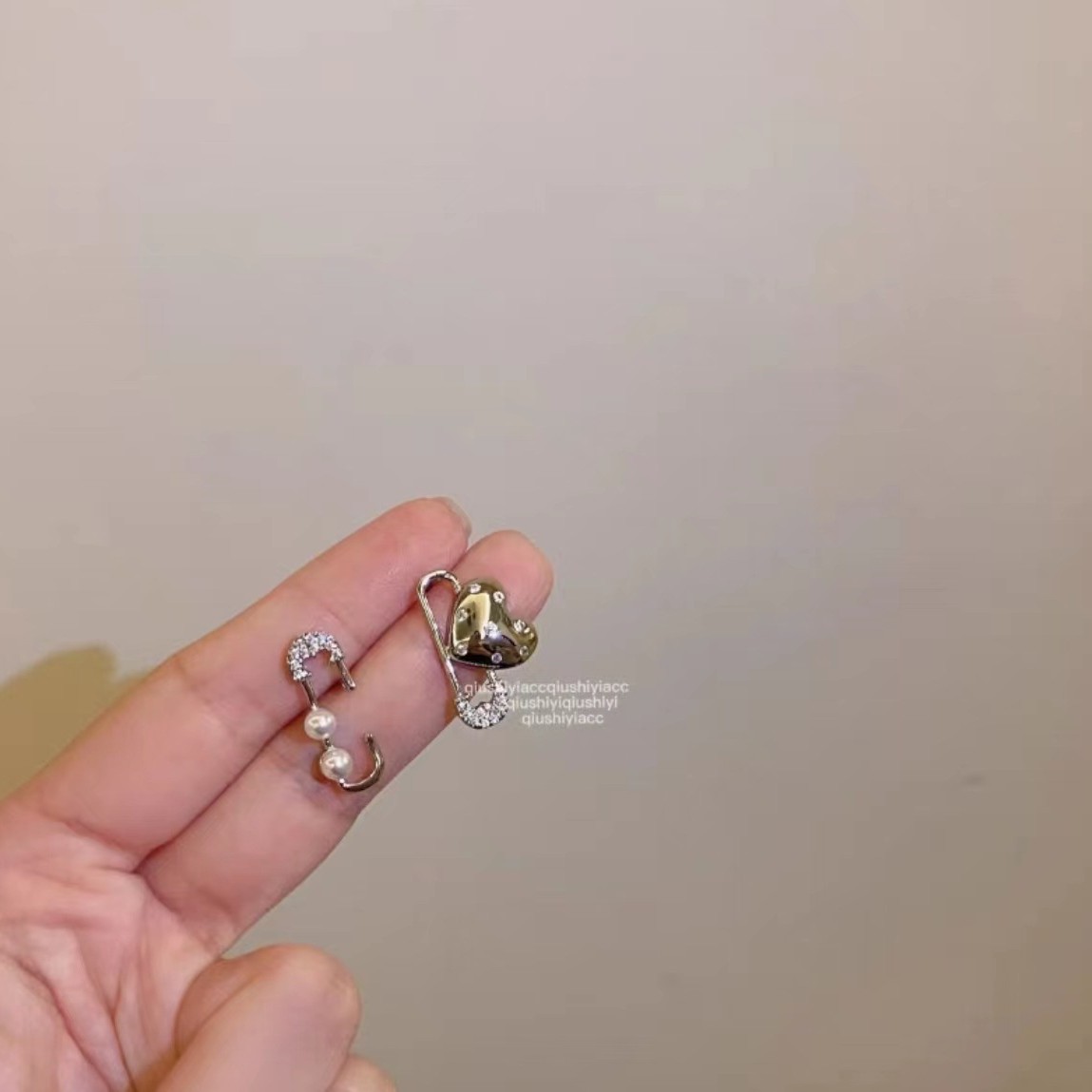Asymmetrical pearl heart-shaped stud earrings for women, new trendy and niche design sense, individual and fashionable style earrings and earrings Specification drawing