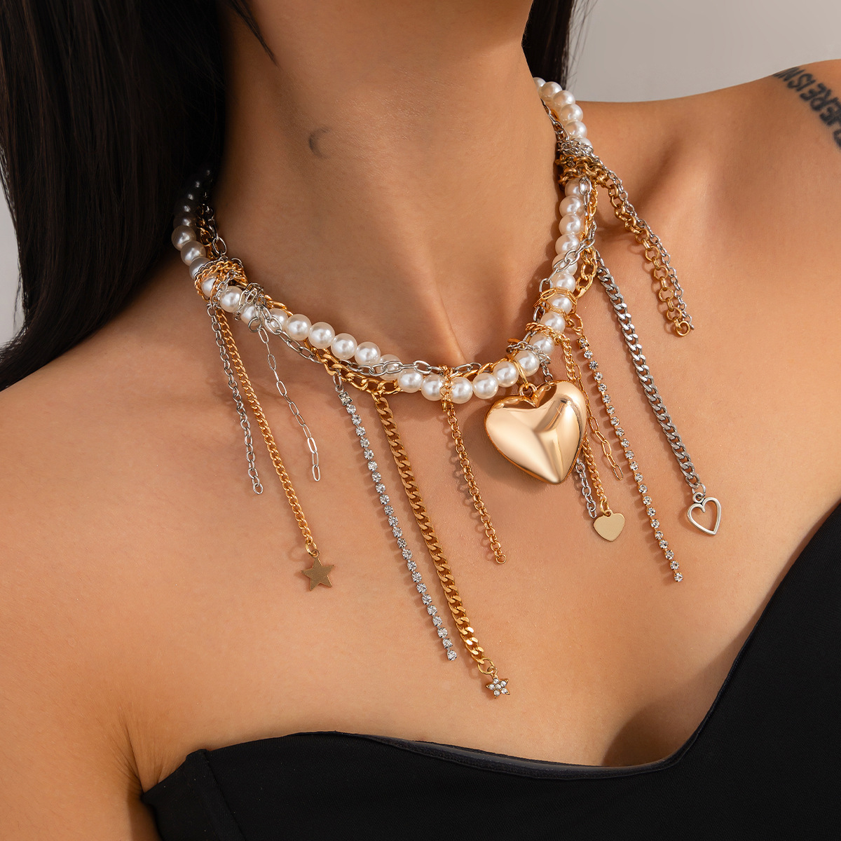 European and American cross-border jewelry, cold style heart pearl pendant Necklace, personalized tassel alloy chain Necklace details Picture