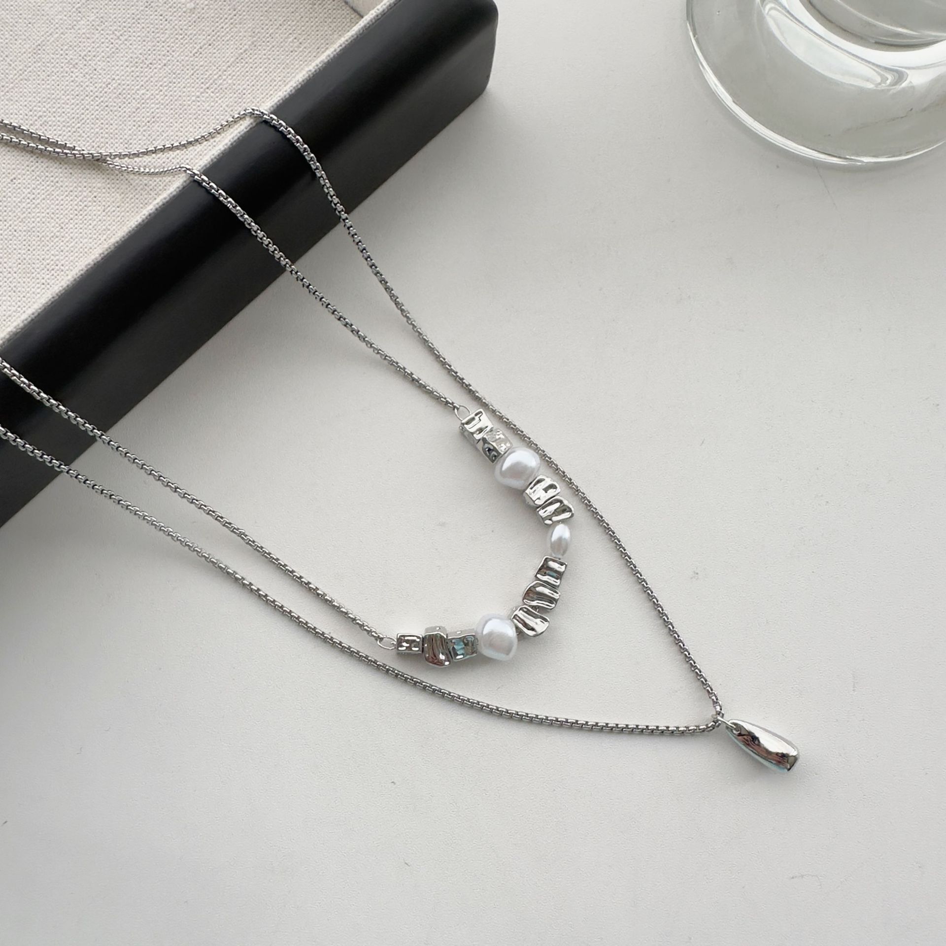 Irregular square double-layer necklace with water drop pendant for women, 2025 new style, simple, versatile and niche collarbone chain full figure