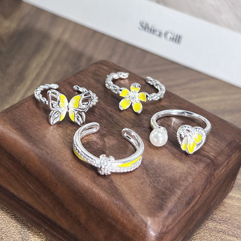 Sweet and cool, unique yellow flower butterfly, exquisite and elegant open ring, cold and elegant French style, gentle and versatile ring Application Scenario