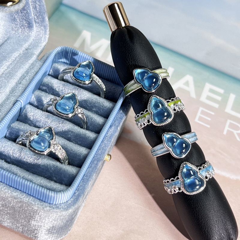 A new Chinese-style blue and white gourd ring with a gradient drip glaze for women, featuring a simple and elegant look full figure