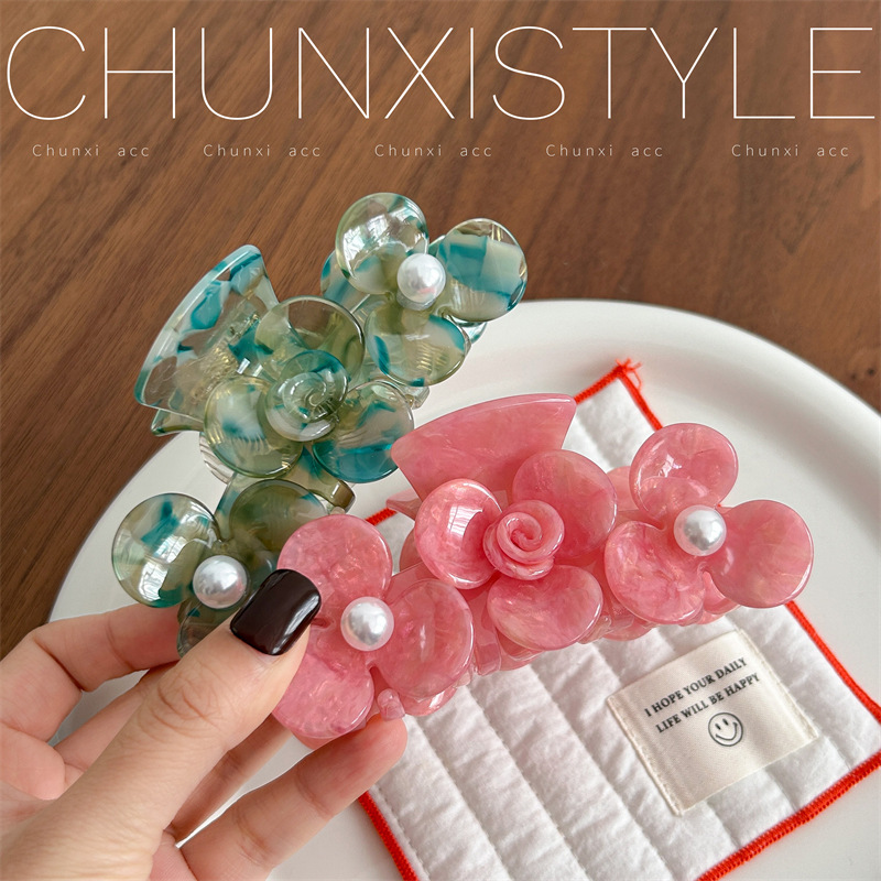 Korean camellia acetate grappling clip with a high-end feel, shark clip at the back of the head, cute girl's updo, sweet hair accessory Application Scenario