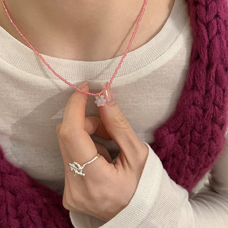 A pink beaded flower necklace with a niche design sense, a new and fresh collarbone chain for women in 2023, a trend on Instagram full figure