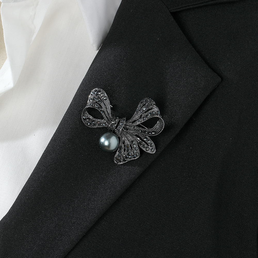 Korean-style black diamond-encrusted bow pearl brooch for women, creative design sense, fashionable suit jacket cardigan pin Application Scenario