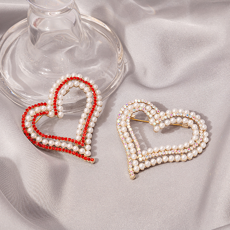 A French romantic and sweet heart-shaped brooch with a girlish heart, studded with pearls in contrasting colors, and featuring an exaggerated large peach-shaped heart badge for a woman full figure