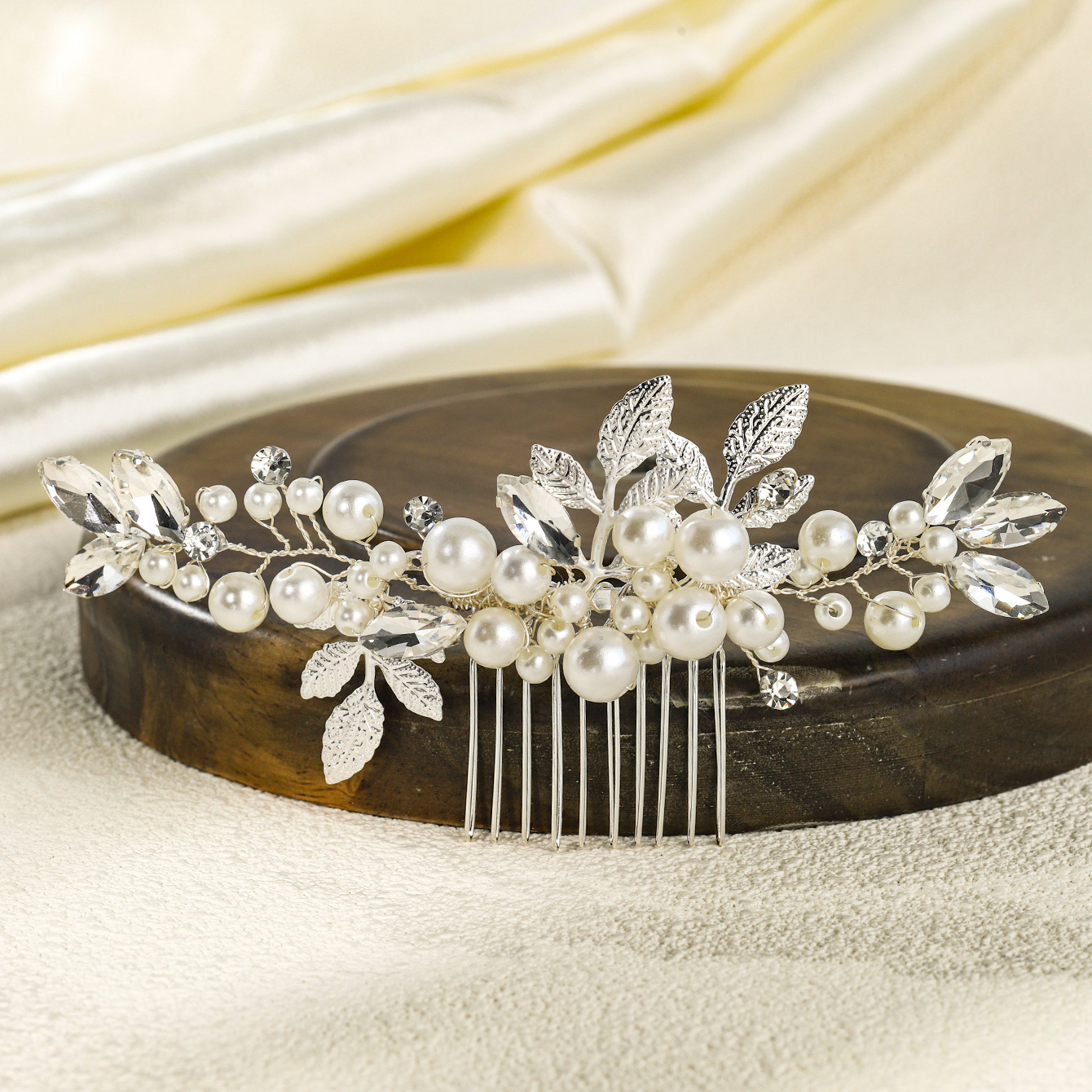 A new handcrafted bride's hair comb for foreign trade, a photo style wedding bun, a beautiful silver leaf pearl insert comb full figure