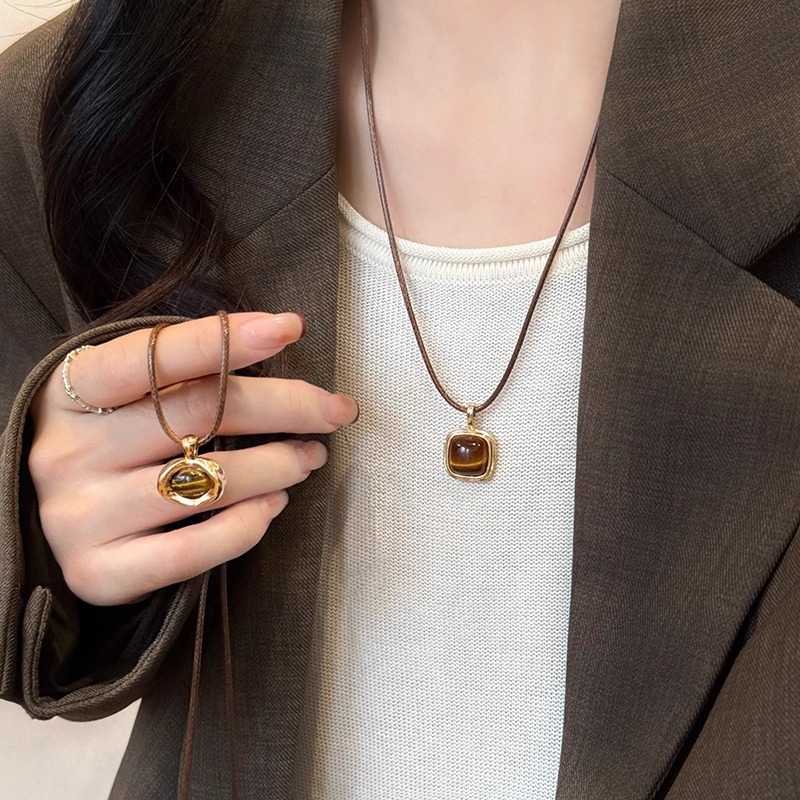 Brown leather rope tiger's eye necklace, women's light luxury sweater chain, retro Maillard design style pull-out necklace full figure