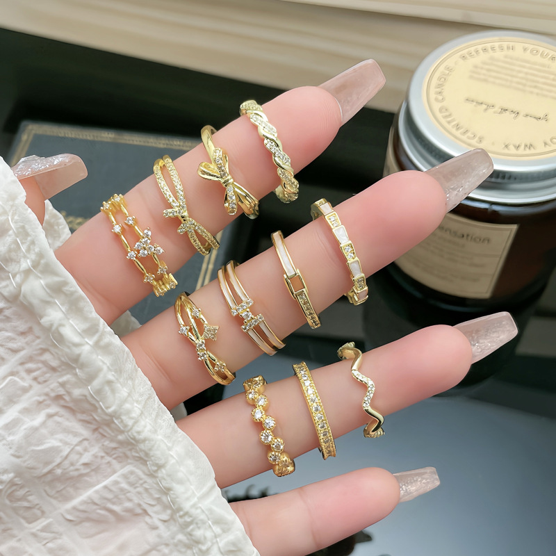A simple, thin ring, small, French-style, line-open ring for women on Instagram, with a cold, sweet, cool and high-end look full figure