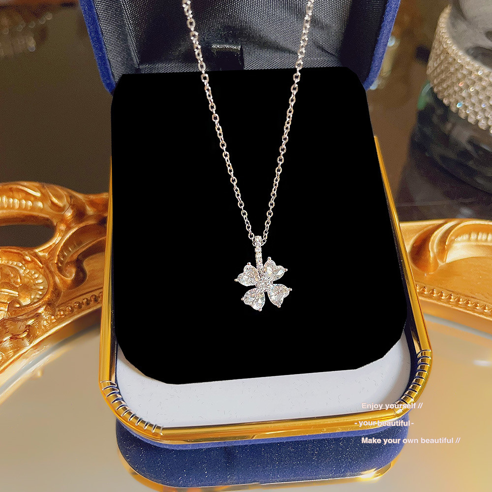 A light luxury titanium steel necklace from Japan and South Korea, a fresh and simple heart-shaped neckchain pendant, a trendy collarbone chain with a simple and elegant style Specification drawing