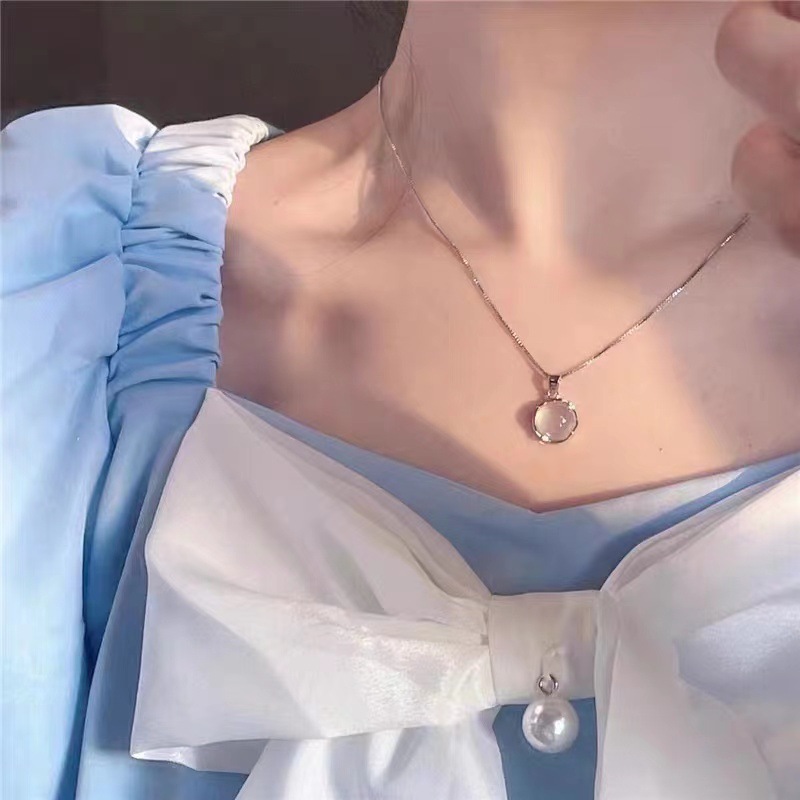 The White Moonlight transparent cat's eye necklace, a light luxury and niche collarbone chain, is a new style of elegant and popular online accessory in 2023 Application Scenario