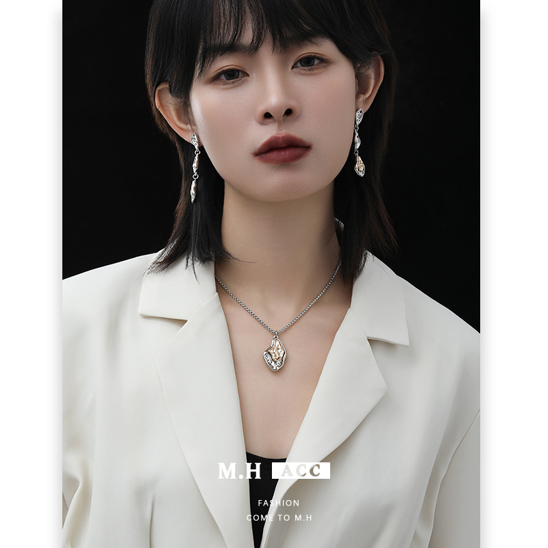 Metal texture necklace accessory for women, light luxury, niche high-end feel, original design, fashionable and cold style collarbone chain neck chain Specification drawing