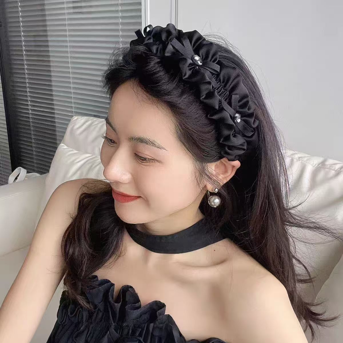 Retro light luxury French black pleated hairband, women's bow, black ear edge headband, elegant high head, versatile hair accessory full figure