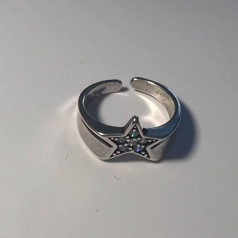 The unique five-pointed star irregular diamond shining retro aged star y2k ring is a niche design for women with an open finger full figure