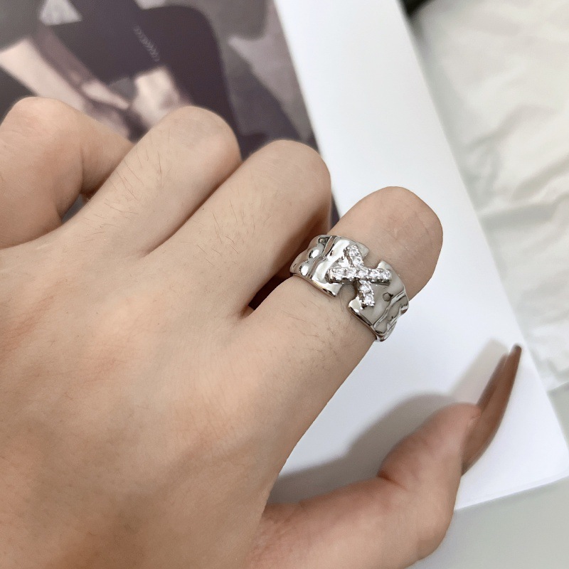 A niche starlight couple ring with a Korean Instagram trendy design sense, featuring letters X and zircon texture. It's fashionable and individualistic for women Application Scenario
