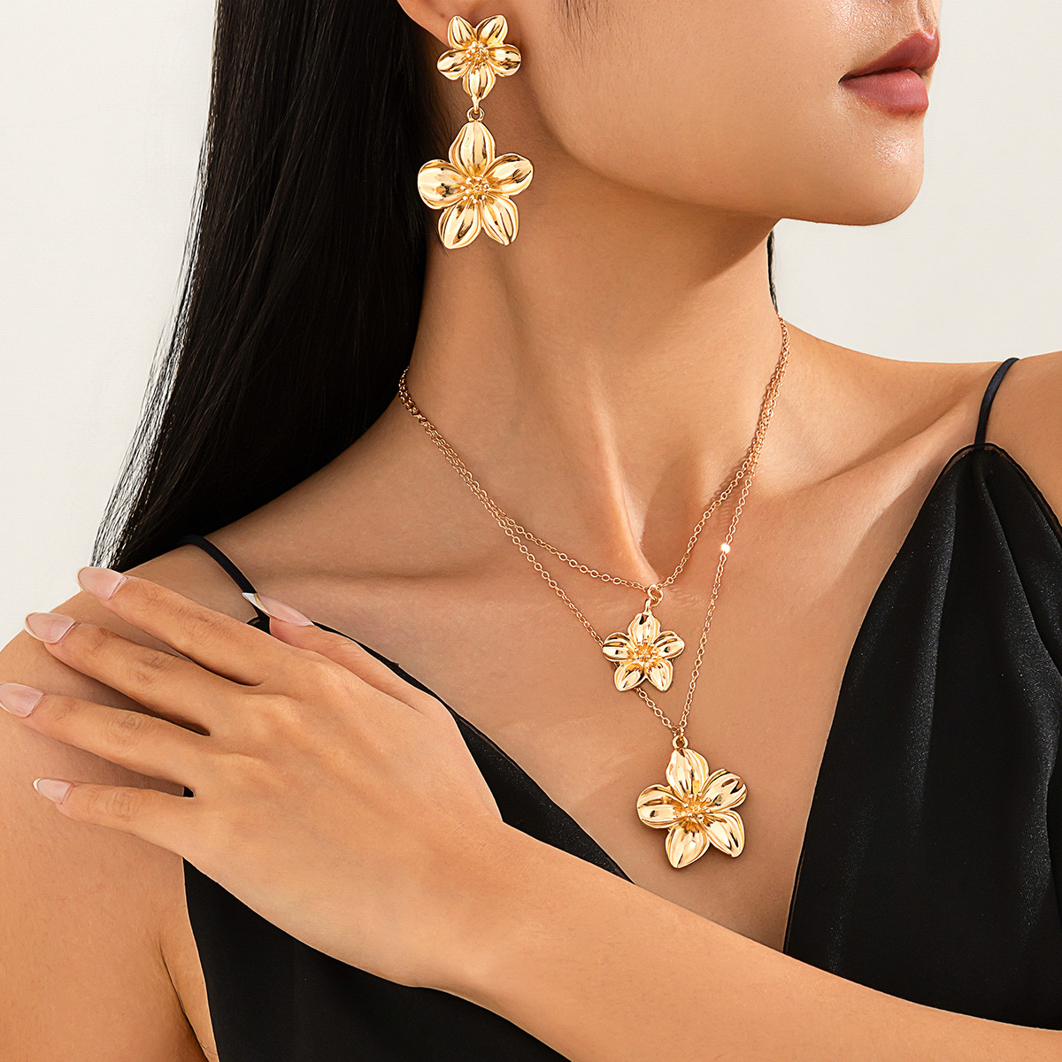 European and American cross-border jewelry design sense striped flower pendant necklace French double-layer alloy collarbone chain set details Picture