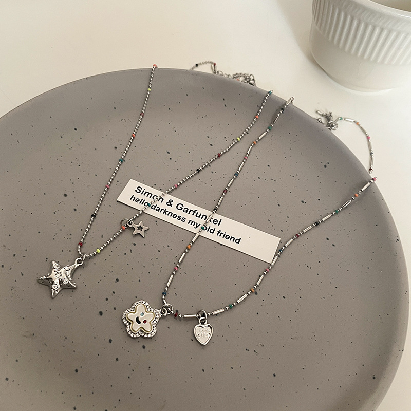 A cute and colorful flower smiling face necklace, a sweet and elegant female summer Internet celebrity, a star pendant, a collarbone chain, a trendy neck accessory Application Scenario
