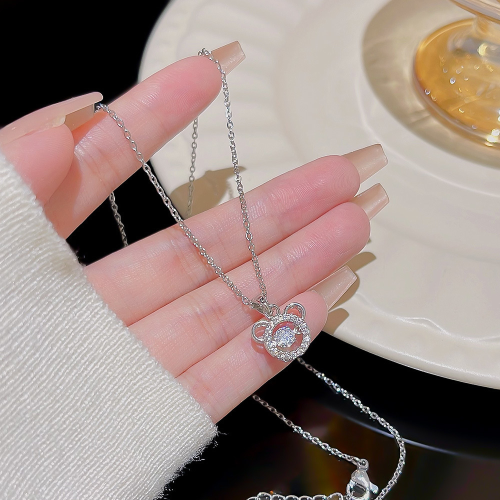 Japanese and Korean ins light luxury bear necklace, niche high-end pendant, collarbone chain, elegant and versatile, hot-selling accessory wholesale details Picture