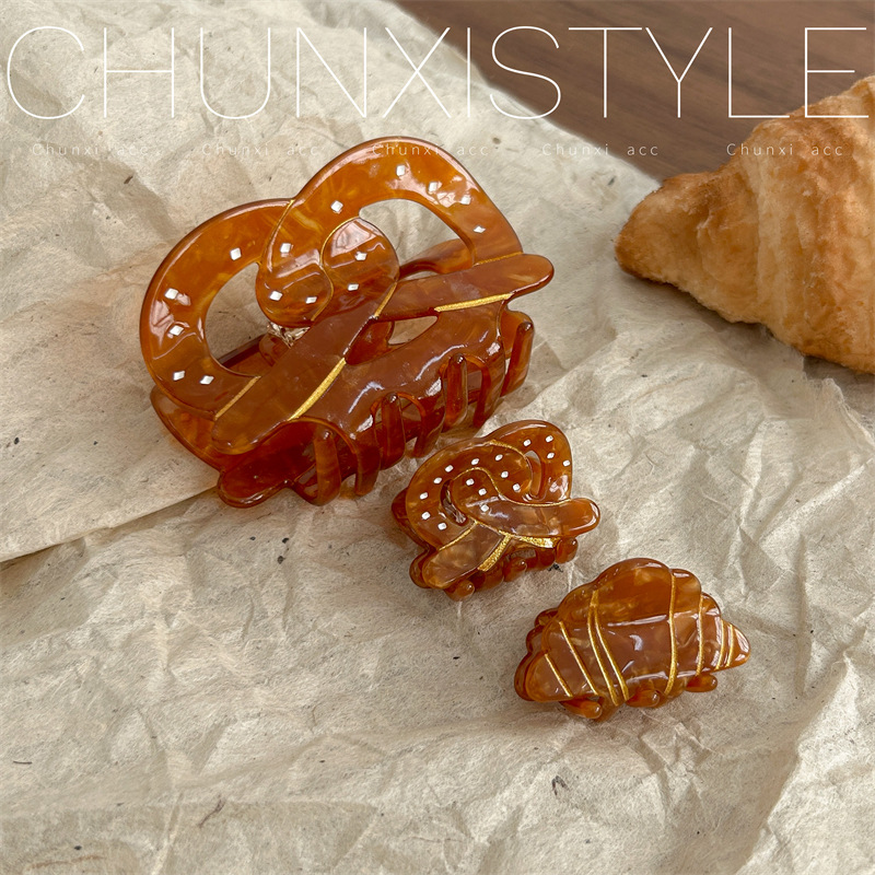Retro croissants with a high-end feel, horns, butterfly rings, alkali water bread, acetic acid, large and small size hair grabbers, by Zhou Yutong Specification drawing