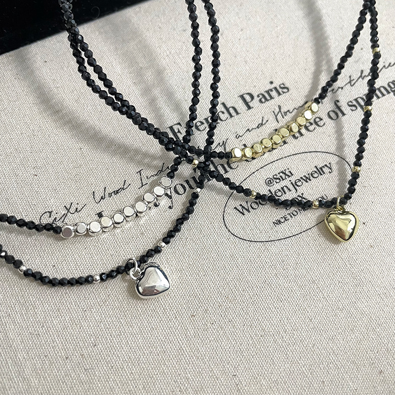 Black crystal metal heart-shaped necklace, a unique design for women, retro and individual, simple and versatile, elegant neckchain and collarbone chain full figure
