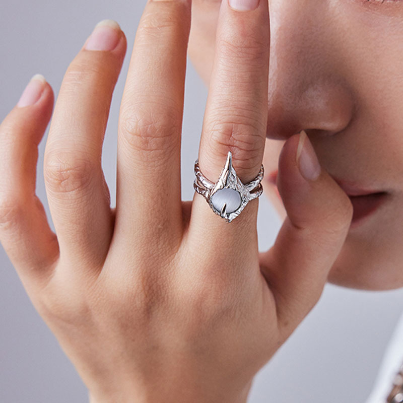 The trend of niche design, unique and distinctive cat's eye stone open ring, feminine androgny style, high-end and dark heavy heavy food ring full figure
