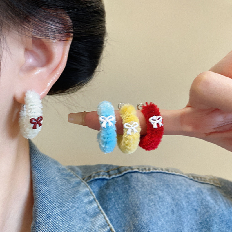The autumn and winter plush bow ear rings exude a unique and high-end charm for women. The gentle earrings are a retro bestseller and a personalized accessory Specification drawing