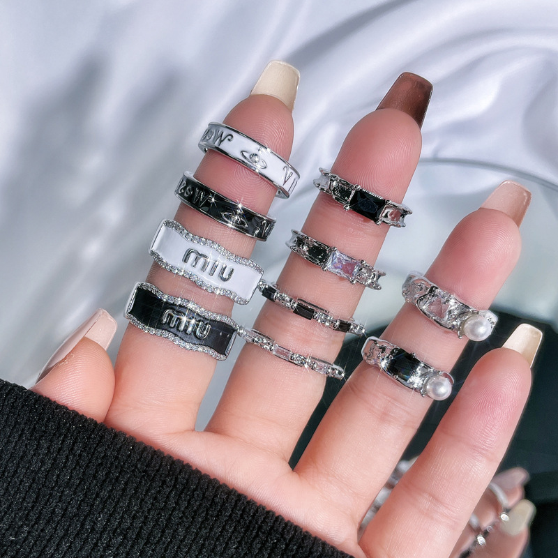 A niche black and white glazed zircon couple ring with a cold and fashionable style, a simple and individual open-top ring accessory trend for couples Specification drawing