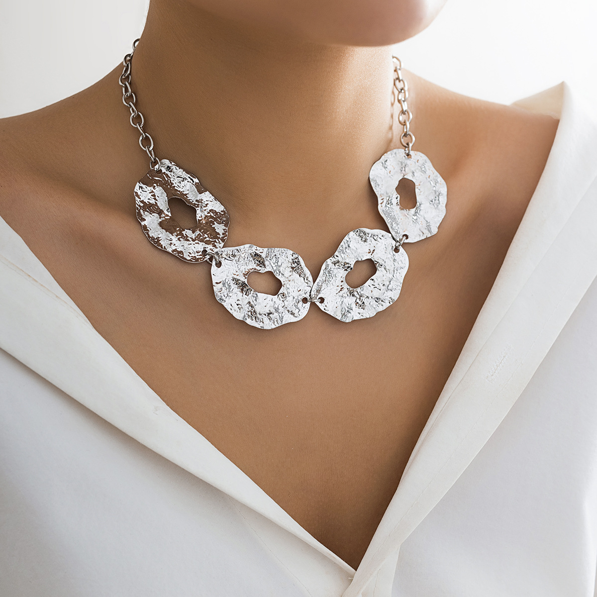 European and American cross-border metal irregular design sense round piece necklace, a personalized liquid fluid geometric necklace accessory for women full figure