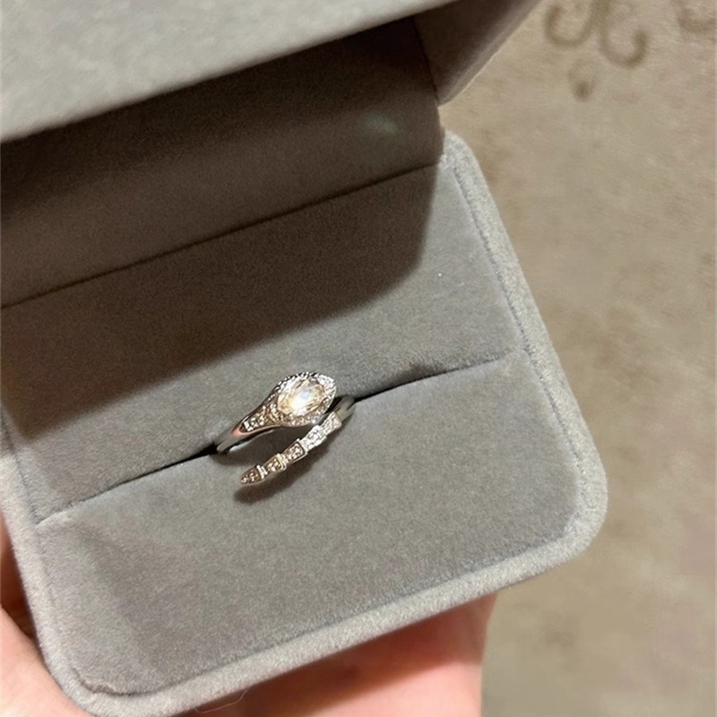 The cold and cool style super glittering zirconium snake ring is a fashionable, light luxury, versatile and high-end design with a unique snake-shaped opening full figure