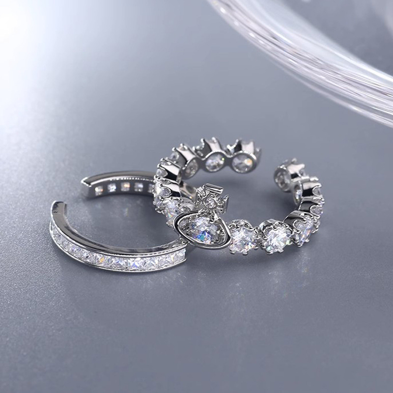 The super flash Zircon detachable Queen of the West ring is a niche design for women, exuding a sense of high-end fashion, light luxury and exquisite layering combination Application Scenario