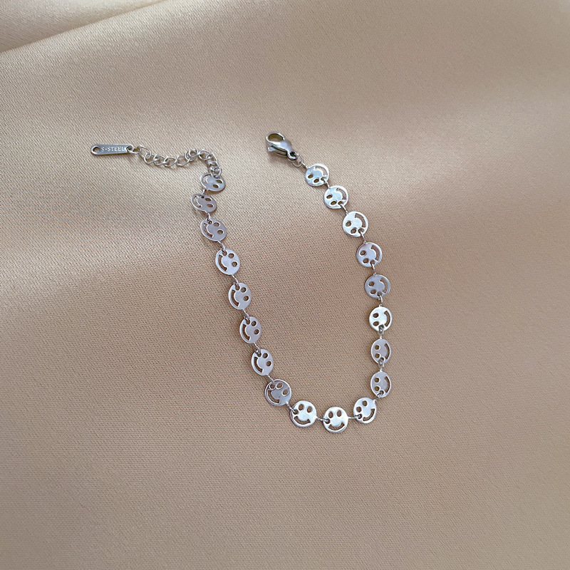 【 All-titanium Steel 】 Dongdaemun Minimalist style smiling face personalized chain bracelet Female Internet celebrity retro best friend Application Scenario