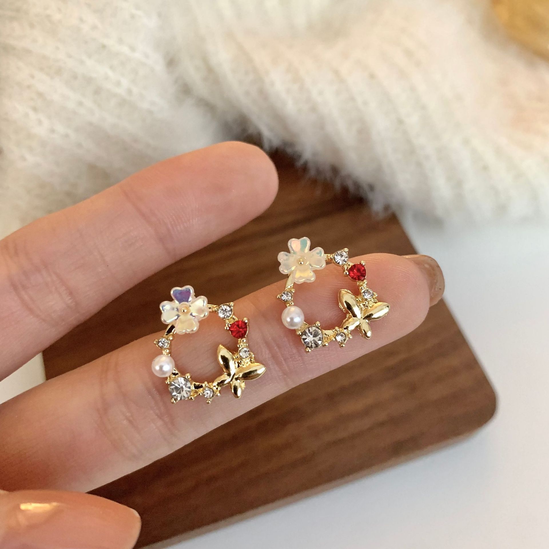 S925 Silver Needle light Luxury, fresh and delicate flower ear studs, a niche female with an ethereal charm, the same style of earrings and earrings as Internet celebrities full figure