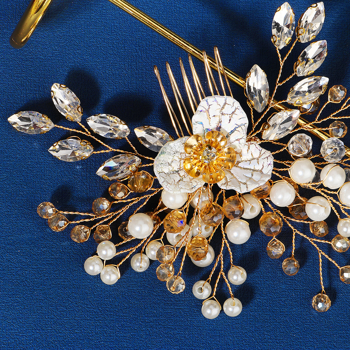 New Chinese-style Xiuhe bridal hair accessories, wedding gowns, evening gowns, headwear, ancient-style handcrafted crystal pearl hair combs, and sun-facing flower bouquets Application Scenario