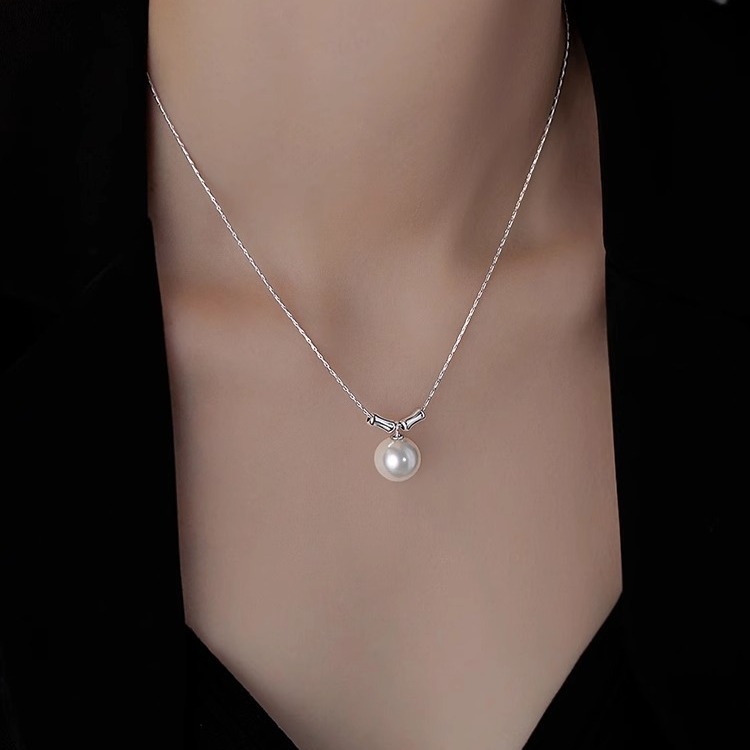 A single pearl necklace for women, with a unique summer style, is fashionable and simple. Round pearl collarbone chain accessories are trendy full figure