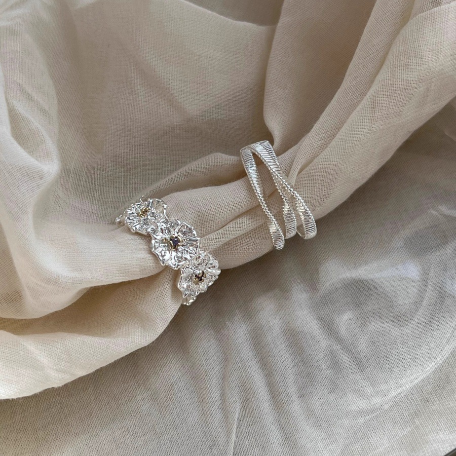 Retro multi-layered wrapped zircon texture flower ring, high-end women's index finger ring, ins cold style open ring Application Scenario