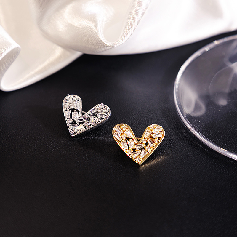 New heart-shaped brooch with anti-exposure clasp, a high-end and simple fixed dress for women, is a versatile and simple accessory full figure