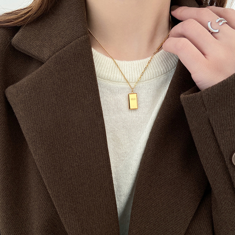 Xiaojintiao Fangpai necklace, a light luxury and niche titanium steel collarbone chain for women, is a trendy spring/Summer 2023 sweater chain accessory Application Scenario