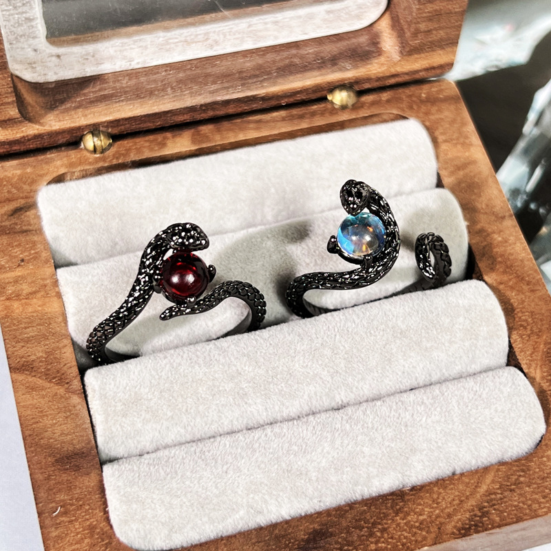 Punk texture serpentine moonstone personalized open ring, neutral trend cool couple ring, fashionable niche accessory Specification drawing