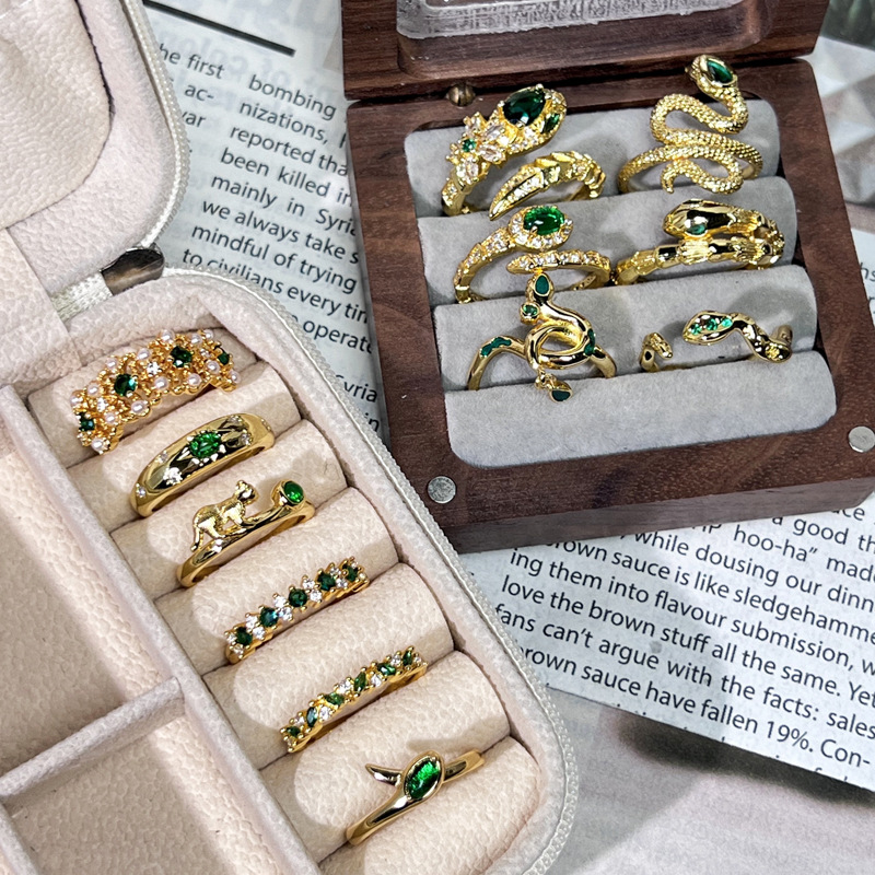 A new mid-style green treasure snake opening ring, a gender-neutral and fashionable index finger ring in the shape of a snake for the zodiac year Application Scenario