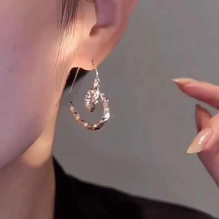 The new irregular diamond-patterned heart-shaped earrings exude a unique design sense, are fashionable, retro and high-end, and are personalized earrings Application Scenario