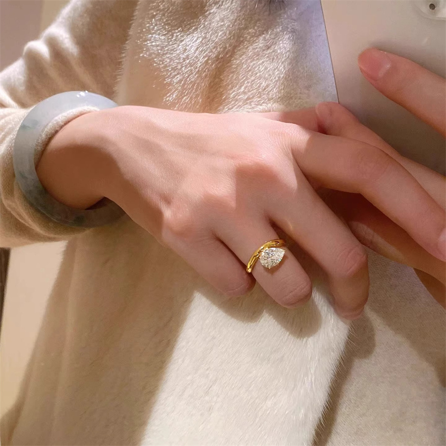 Ins-style golden teardrop zircon ring, a delicate and retro index finger ring for women, with a light luxury and high-end feel, a niche and versatile ring Application Scenario