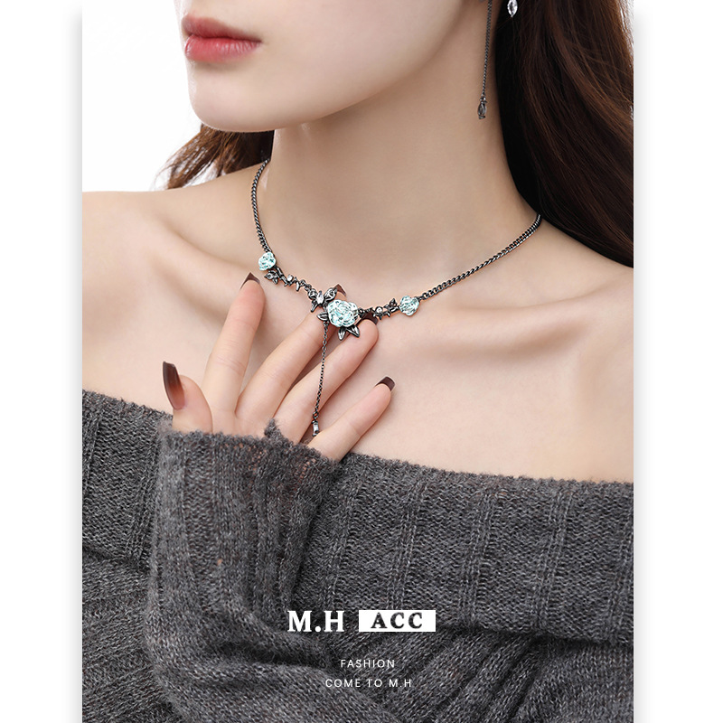 Blue rose new Chinese-style necklace for women, light luxury and niche neck chain gun, black sweet, cool, pure and sensual, high-end necklace full figure