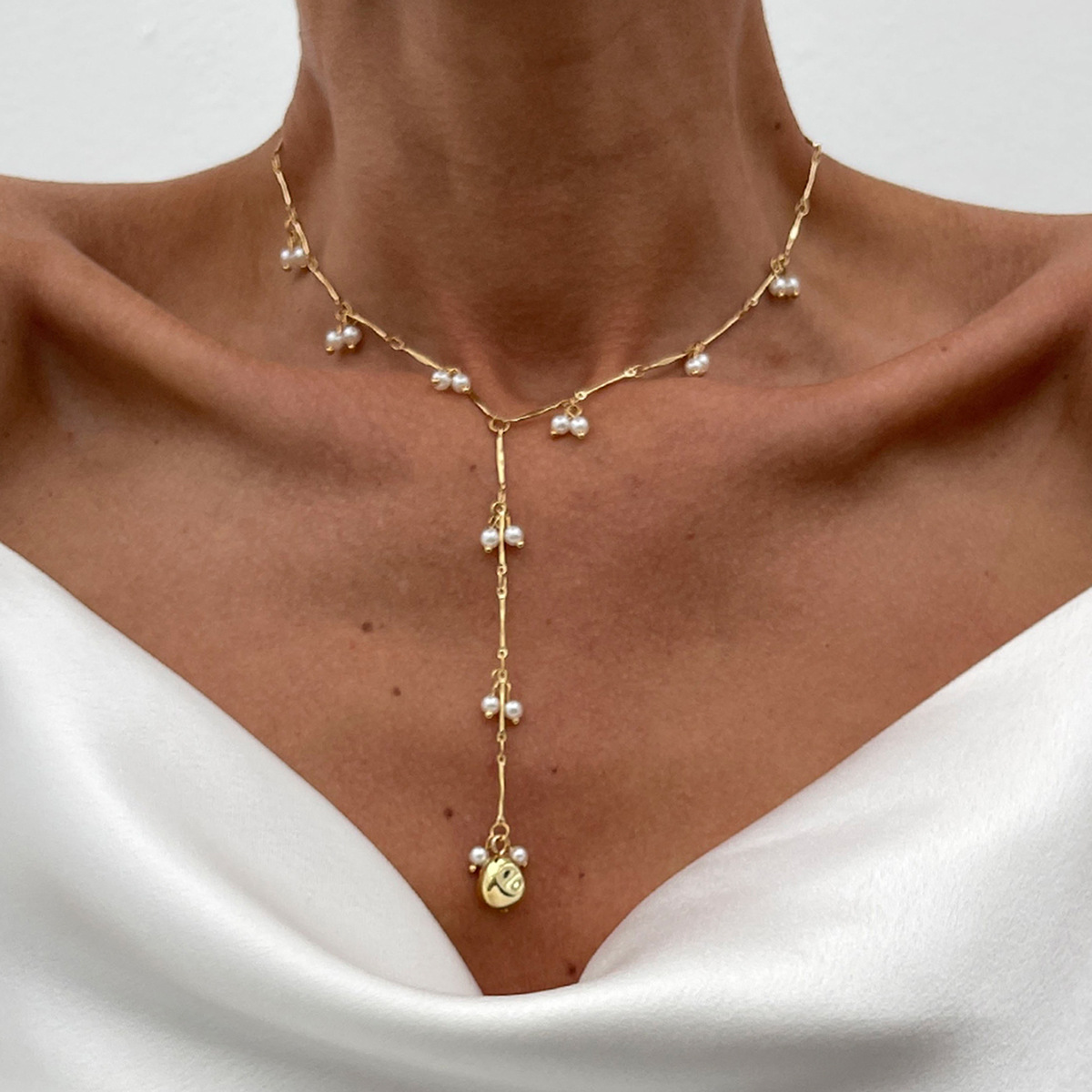 European and American cross-border jewelry, French elegance pearl beaded necklace, fashionable tassel bone chain, metal collarbone chain full figure